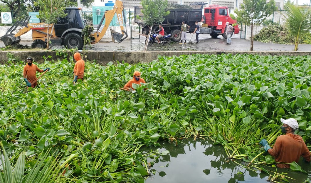 operários limpando o canal do tancredo neves